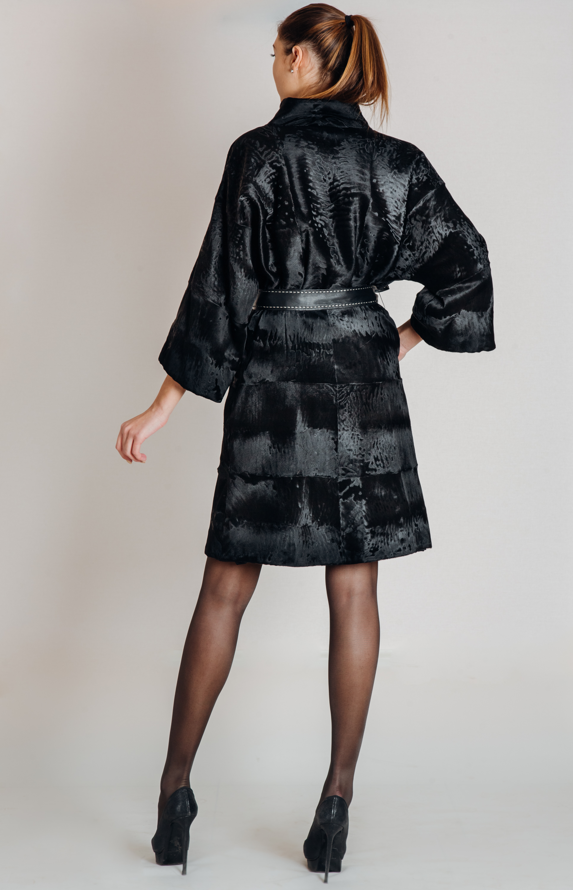 Пальто женское из меха каракульчи с кожаным поясом, цвет BLACK